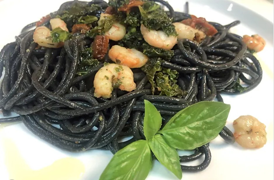 pulpo con calabacín y pimentón con pasta negra tomates secos y gambas